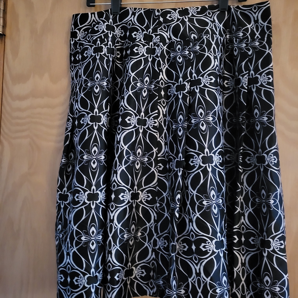 Massimo Elegant Black and White Floral A-Line Skirt